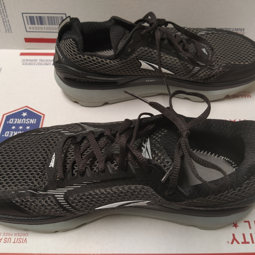 Used Altra Paradigm 3 Size 9